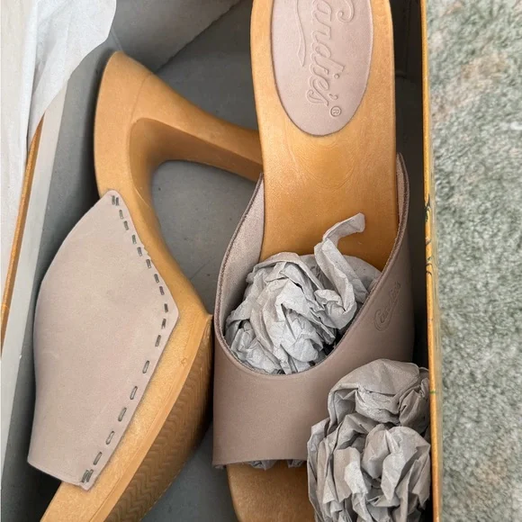 Candie's Cream Open-Toe Mules - Picture 4 of 9